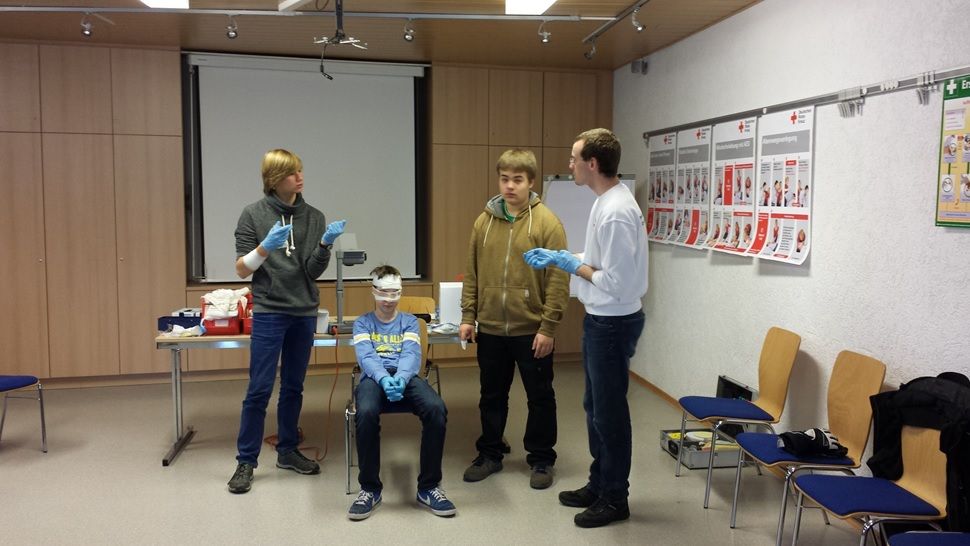 Bild: Drei Schüler lernen einen Kopfverband