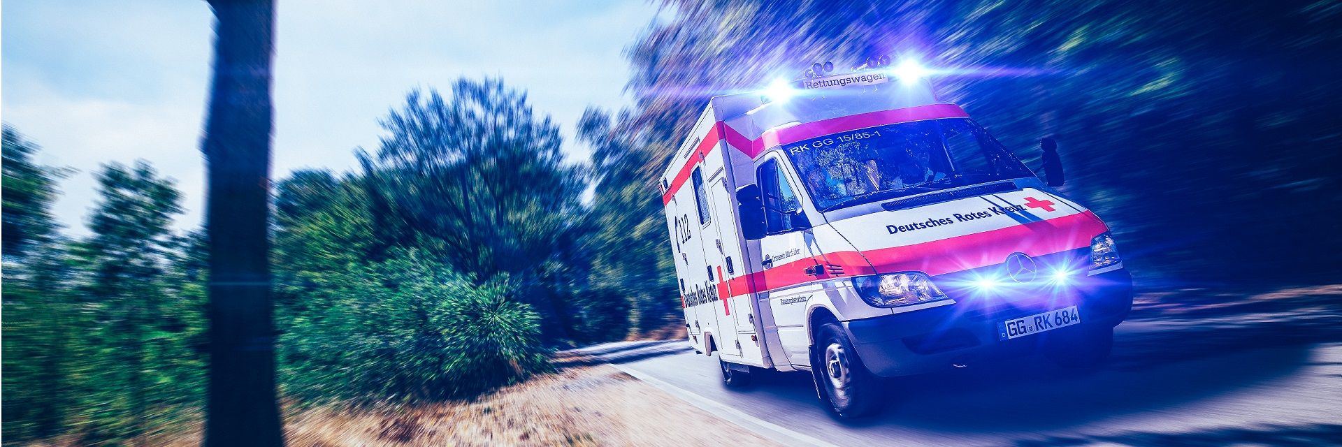 Bild: Ein Rettungswagen fährt mit Blaulicht in Mörfelden