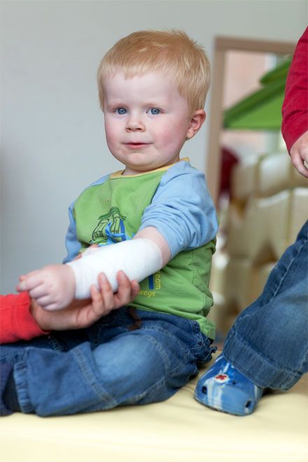 Bild: Ein Kleinkind hat einen Verband um seinen Unterarm.